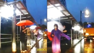 Photo of 【视频】老师冒雨撑伞护送学生 巫裔家长感动