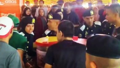 Photo of 【视频】无牌小贩不甘商品被没收 拽着货摊不松手与执法员“拔河”