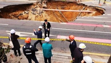 Photo of 韩国首尔道路突现大坑 一名摩多骑士坠坑失踪