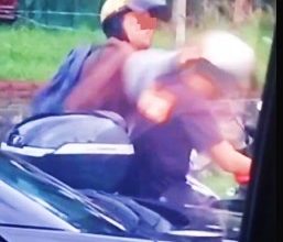 Photo of 【视频】交通灯前连打6下 警方找打人骑士录供