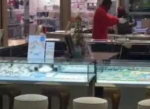 Photo of 趁开斋时段 少人逛街 2匪抢劫金店