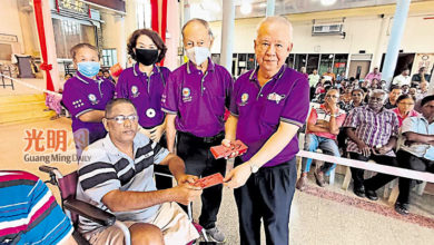 Photo of 吉中立善阁送暖 1110恩物红包派贫老