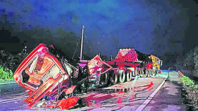Photo of 疑超车不遂撞货车 司机夹毙车内