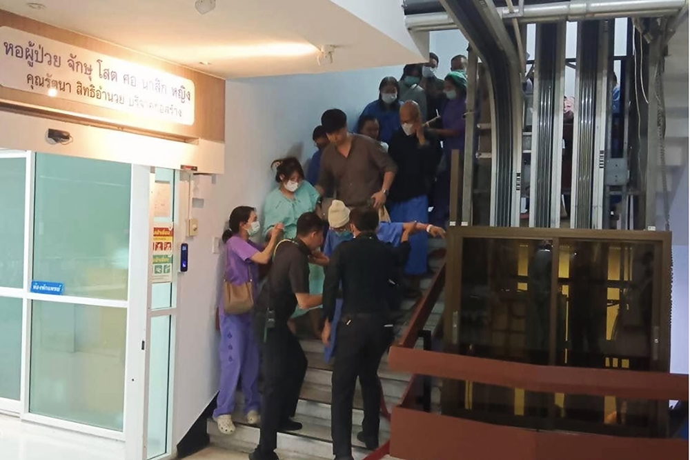 救援人员和医护人员将民众疏散至安全区域。（泰国火灾及救援队脸书照片）