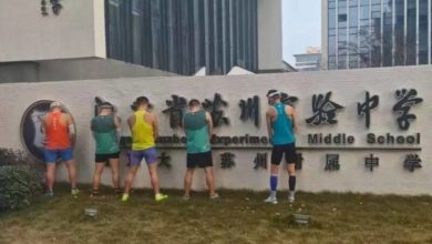 Photo of 中国马拉松离谱一幕 选手集体对着校牌小便 素质堪忧