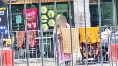 Photo of 公物变她的晾衣架 妇女栏杆晒内裤