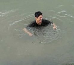 Photo of 坚持亲自跳海泡3小时 IU赞朴宝剑善良怕被夸