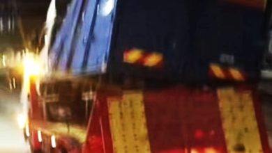 Photo of 拖车载厢式罗里走大道 倾斜欲坠被抨“疯了”