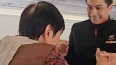 Photo of 小举动大温暖! 贴心搀扶老乘客 亚航空服员获赞