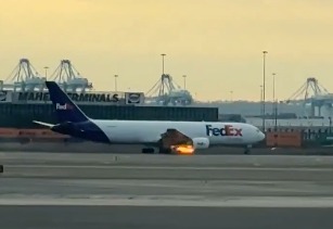 Photo of FedEx货机遭鸟击 引擎爆炸起火