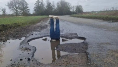Photo of 道路失修坑洼不平 英男恶作剧引网民点赞