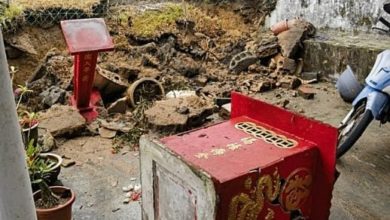 Photo of 民宅泥墙坍塌 神龛倒下砸车