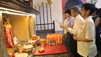 Photo of 大伯公街福德祠牵红线 善男信女拜花姑求姻缘
