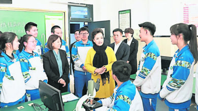 Photo of 世界防治结核病日 彭丽媛到校调研防治工作