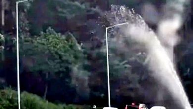 Photo of 大道塞车突遇“喷泉” 车主Drive-Thru洗车解闷