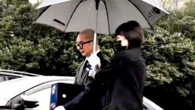 Photo of 大S猝逝〡大S雨中下葬 具俊晔泪捧骨灰诀别