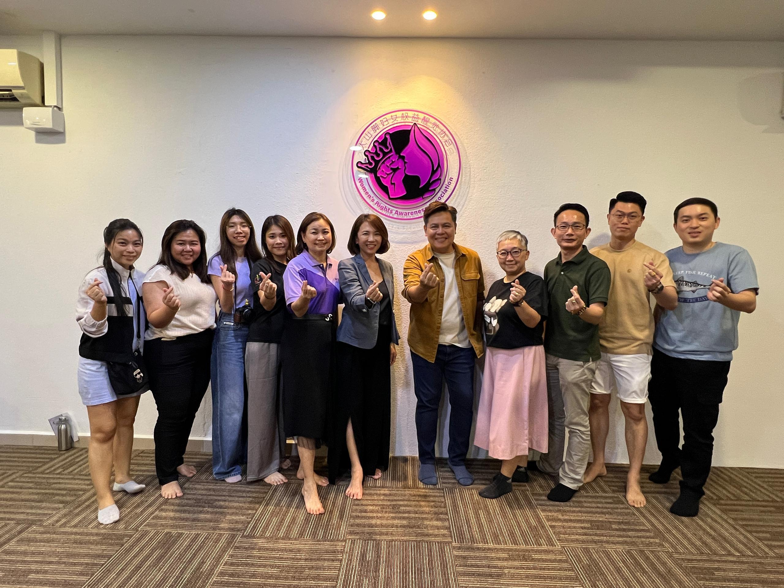 伟博及楷立商业顾问集团成员,左起:林睛莹、王桂琳、李泇莹、黄美凤、李抒芩、吕轩锌、林俊杰、周汶迅、李有权与陈嘉荣(左六)及邓雅萍(左七)合影。