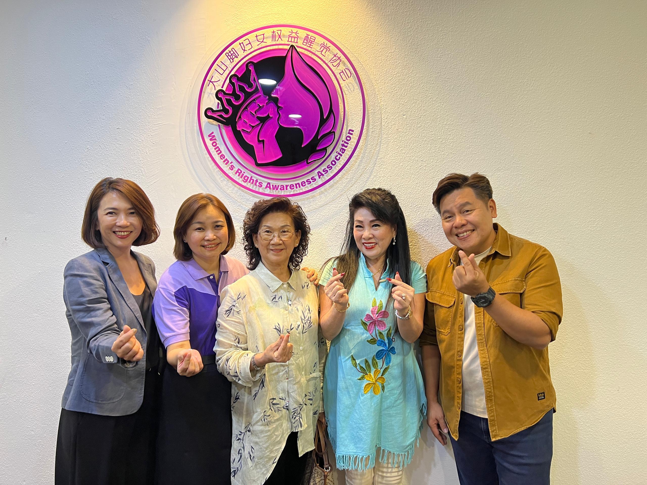 右起陈嘉荣、陈威燕、陈邱淑心、李抒芩及邓雅萍合影。
