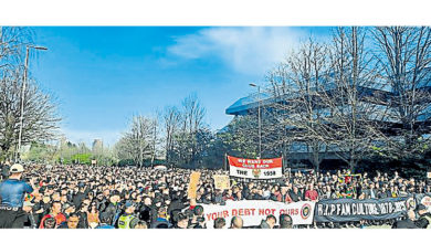 Photo of 【英超联赛】大批曼联球迷聚集 抗议格雷泽拉爵