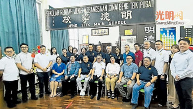 Photo of 新加坡弥陀校友会 1万捐明德正校