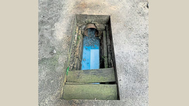 Photo of 家具店洗漆桶污水流入沟 太平村河流被染蓝