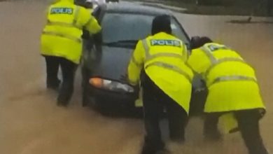 Photo of 3警涉水助推抛锚车 网民齐点赞