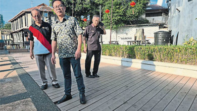 Photo of 固定铁钉鬆脱凹凸不平 甲沿河走道陷阱处处