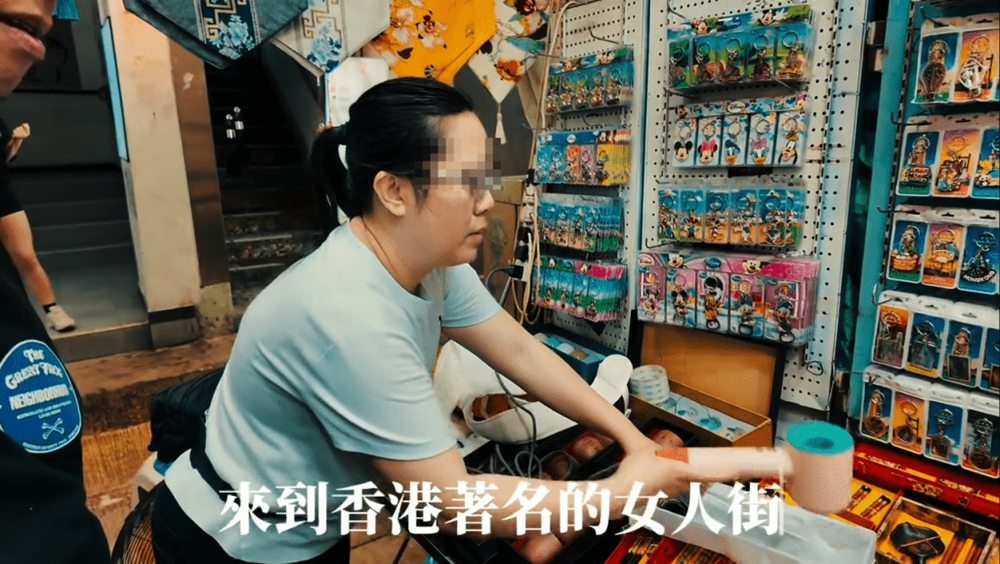台湾游客经过女人街一个专为纪念品的摊档时