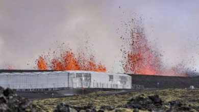 Photo of 冰岛火山再度爆发！熔岩狂喷 游客居民急撤离