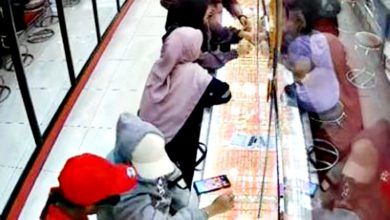 Photo of 假扮顾客光顾金店 鸳鸯匪牵走11万金饰