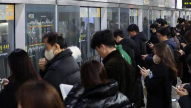 Photo of 首尔地铁车厢有大便!屎从裤脚滑落上班族踩到崩溃