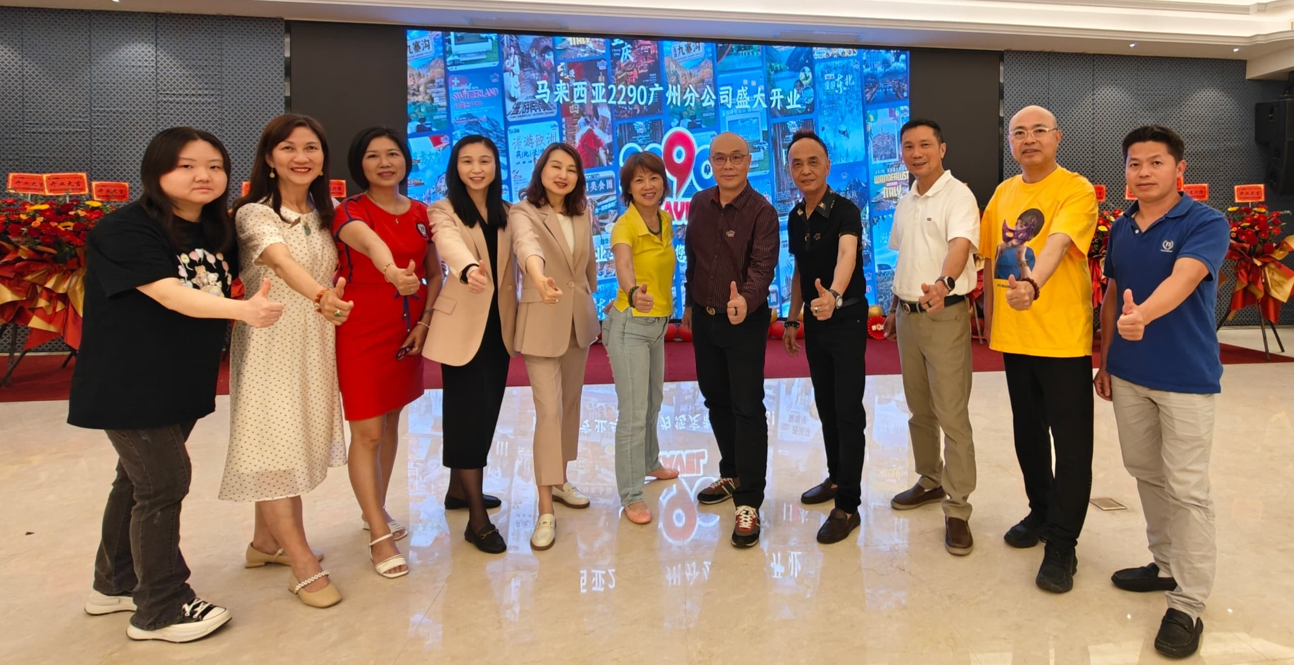 Tommy Looi（右五）在广州分公司开业礼上，与团队及酒店合作伙伴合影留念。