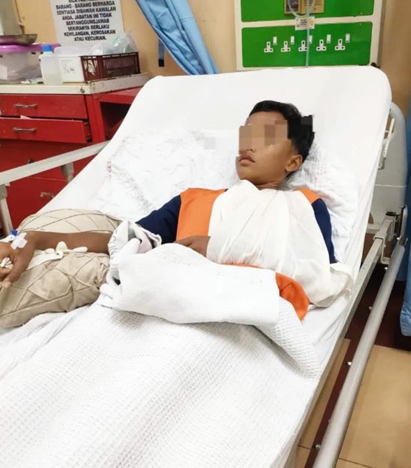 男童在花园儿童游乐场荡鞦韆时，