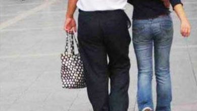 Photo of 暖男为妻提包遭酸“娘炮” 网民力挺：那是爱与尊重