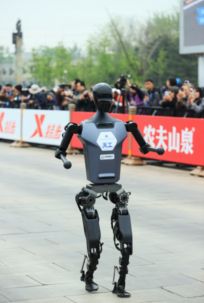 全球首个人形机器人半程马拉松，周五在北京亦庄鸣枪开跑。
