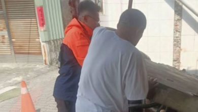 Photo of 拆屋拆到一半砖壁突崩塌 男工人惨压受困