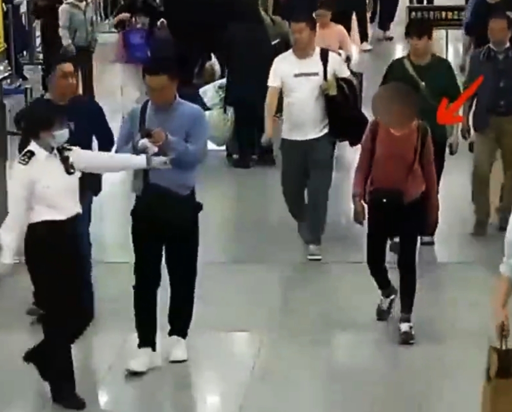 她背了170只活体“恶魔蟹”（又名吸血鬼蟹）欲走私入境，遂将其带走调查追责。