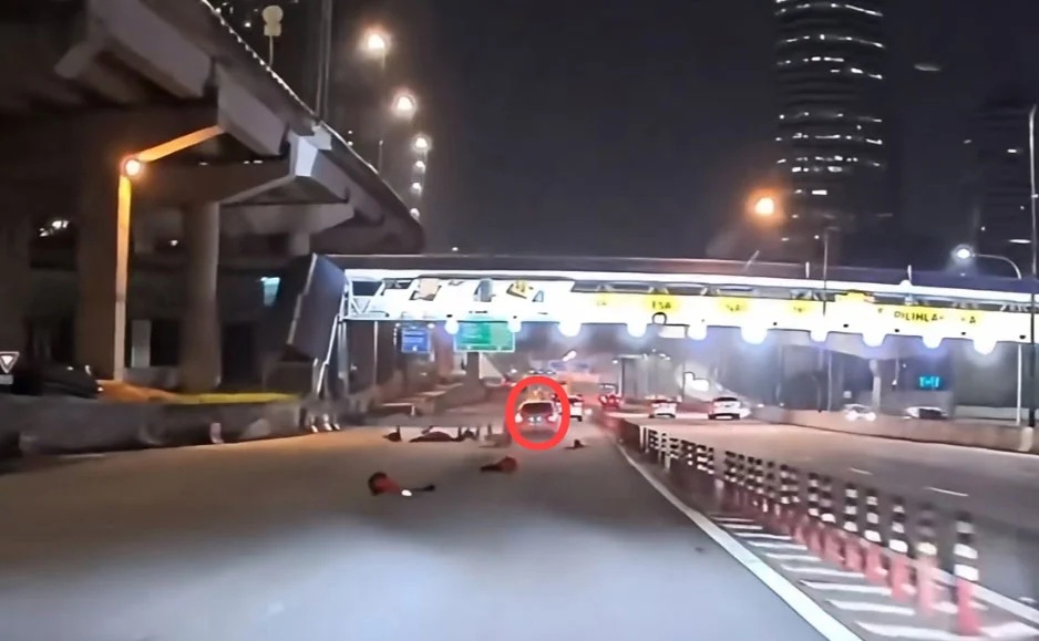 轎車行駛2車道中間 猛撞路中一排三角錐 網諷:打保齡球Strike(全中)了! | 精选 | 即时 | 国内 | 2025-04-27 – 光明日报