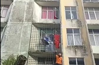 Photo of 孩童跌3楼窗外 邻居爬铁花救人