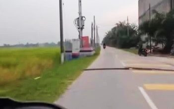 Photo of 【视频】住家前放木条阻飙车 屋主遭路过骑士责备竟打人