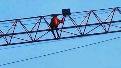 Photo of 男子高空塔吊漫步 消拯队紧急救援