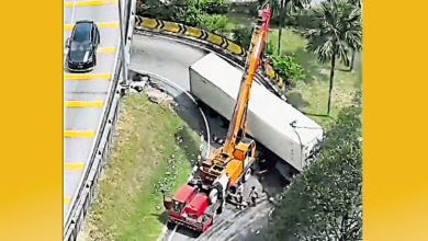 Photo of 窄小路段硬要U转 罗里翻车躺路中央