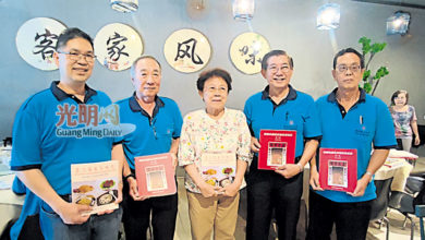 Photo of 槟城嘉应会馆推介2著作 记载百年会务客家饮食
