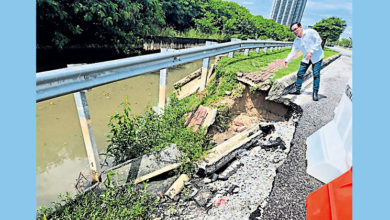 Photo of 柠檬眼往沿海大道路段沟塌 路堤悬半空须急补救
