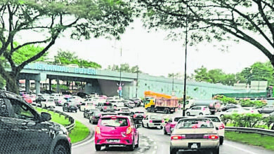 Photo of 玛丽娜：士姑来大塞车 修路机械故障引起的