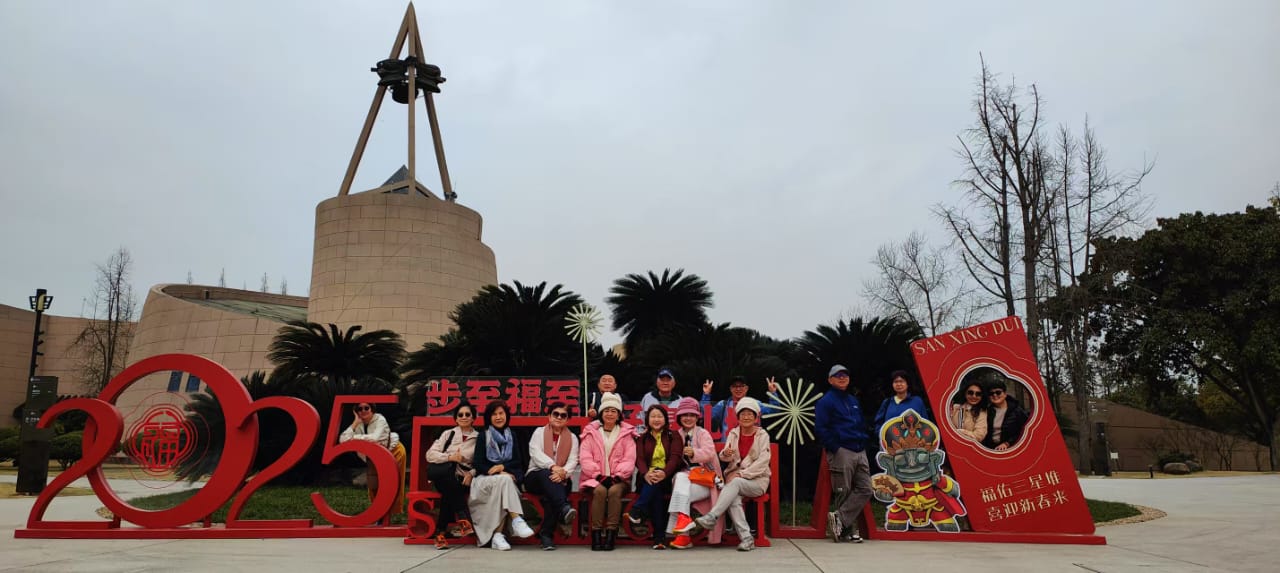团员们参观三星堆博物馆后留影。