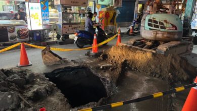 Photo of 台北惊现一公尺天坑 市府派人漏夜修补