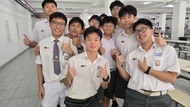 Photo of 国旗星月重叠被退回 数学生暂获1枚扣章