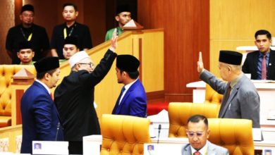 Photo of 因挥舞中国国旗言论 拉兹曼禁足霹议会半年