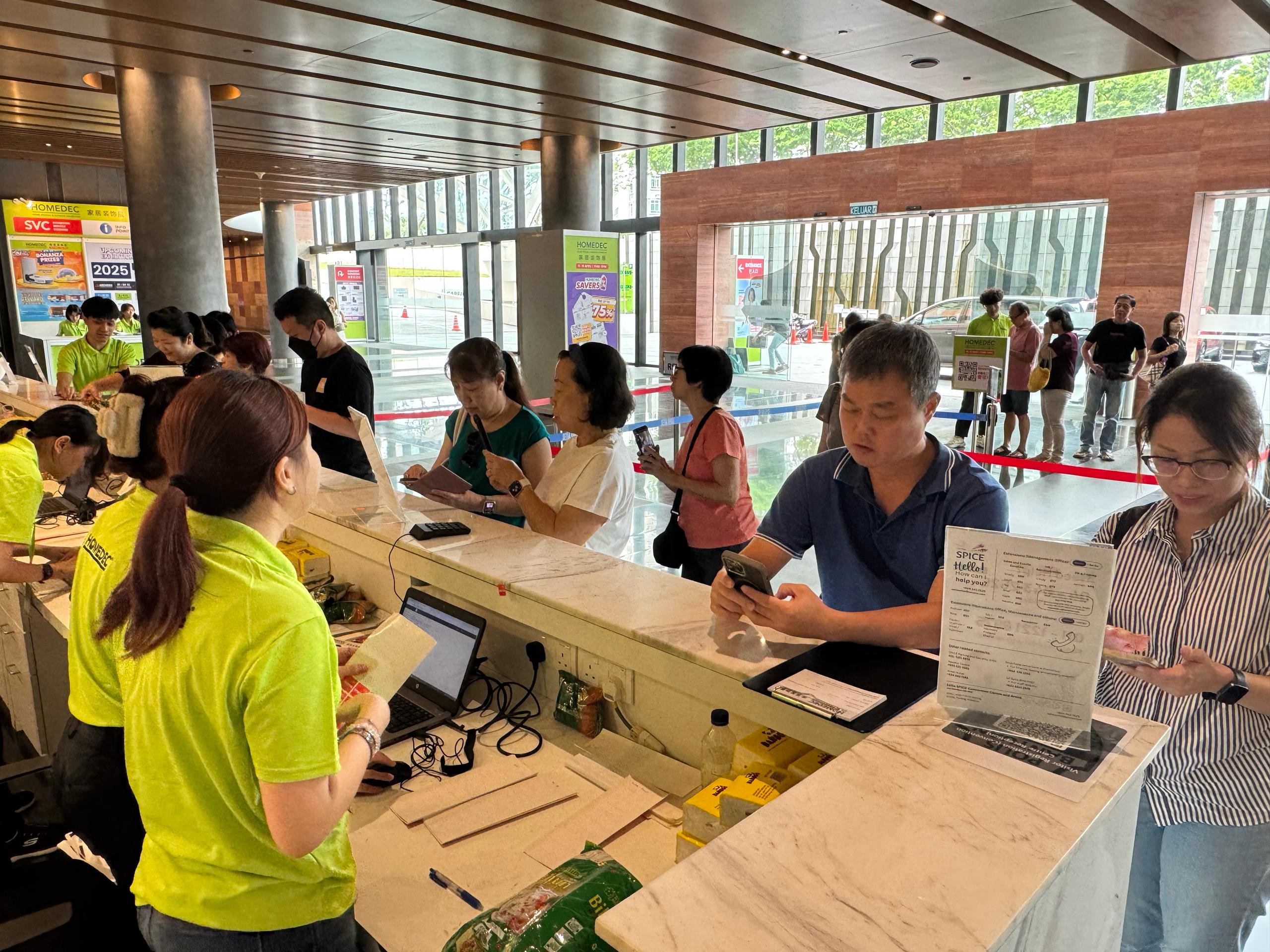 早鸟好康！来HOMEDEC，只需前来柜檯登记，就赠送您一份礼物，先到先得。